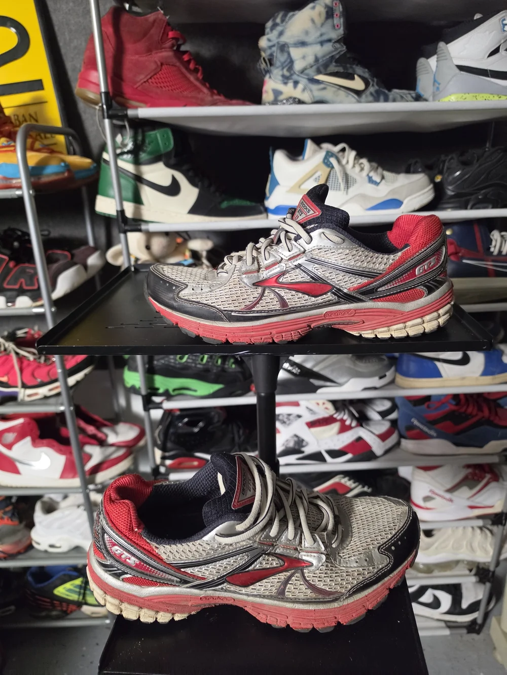 🔥 Brooks GTS 13 Men Size 10 Athletic Shoes Sneakers Gray Red Black